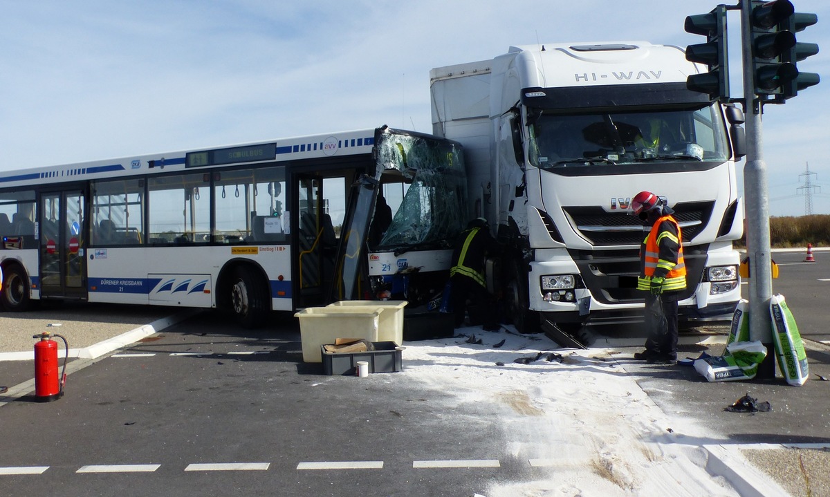 POL-DN: Linienbus und Lkw kollidieren auf Kreuzung - Busfahrer schwerverletzt