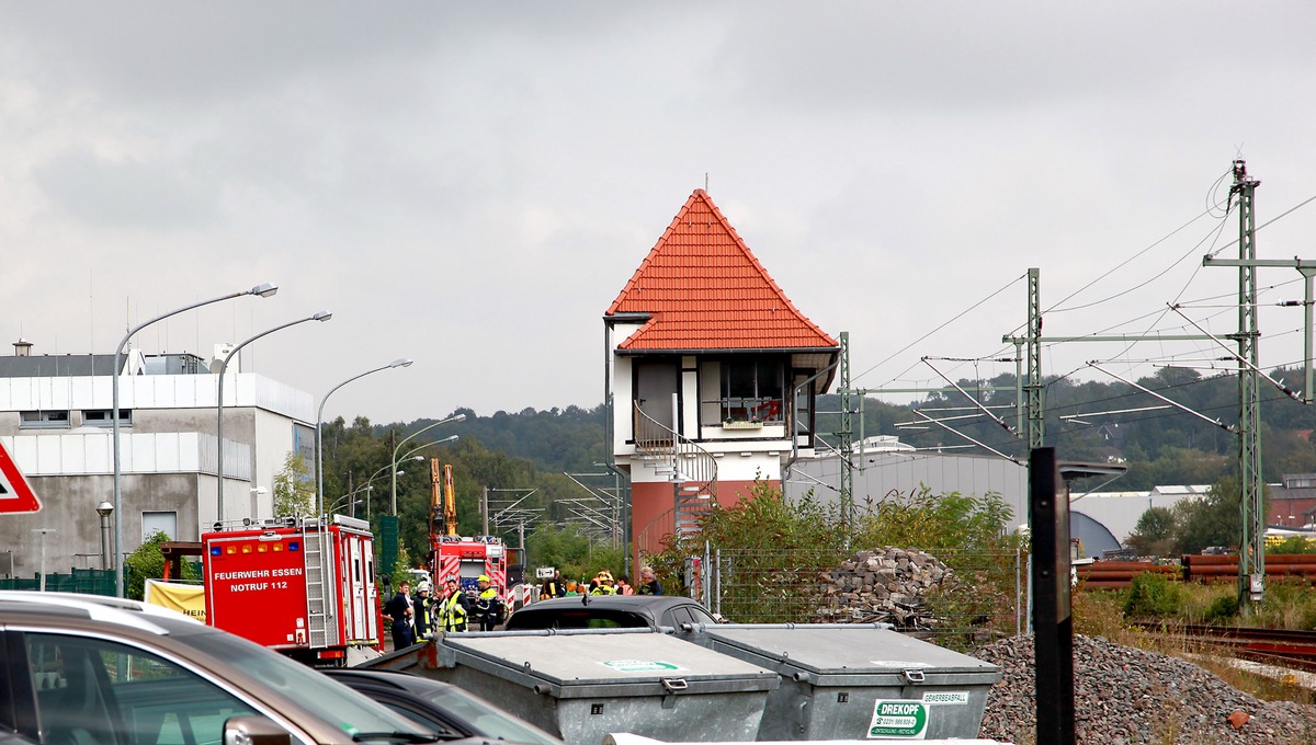 FW-E: Bagger beschädigt Gasleitung, Gas strömt ab