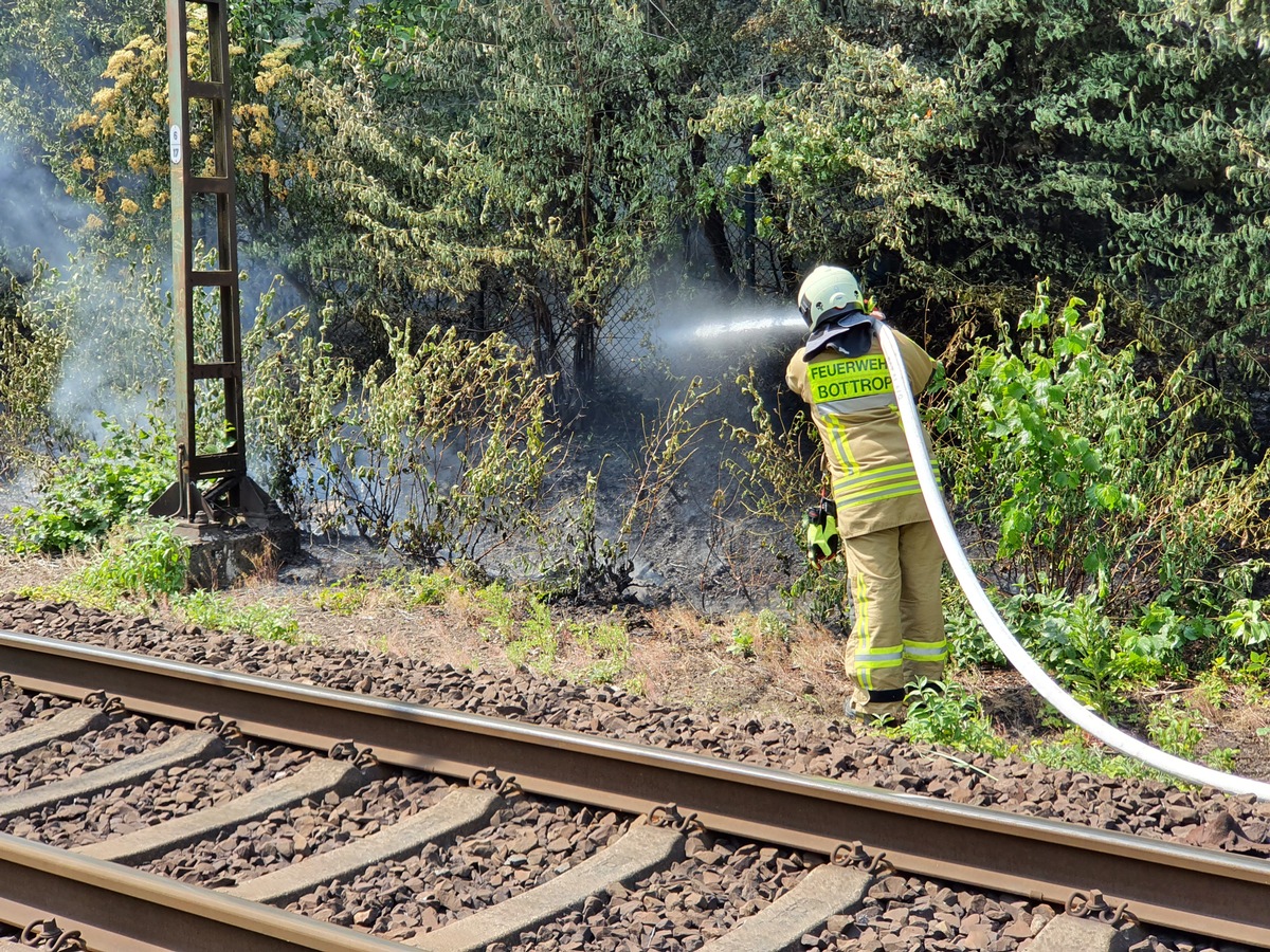 FW-BOT: Böschungsbrand unterhalb des Tetraeder