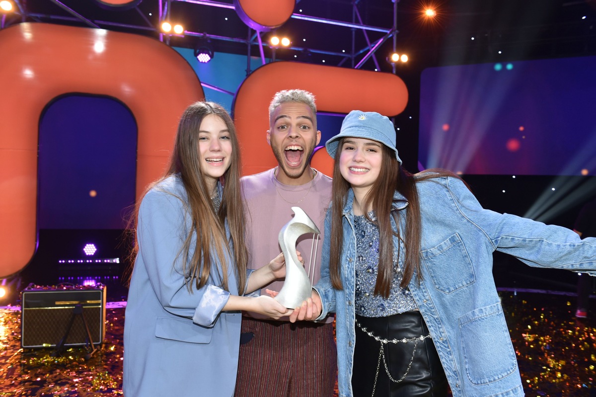 &quot;Dein Song&quot; 2023: Jule (16) und Nuri (15) aus Ruppichteroth gewinnen Jubiläumsfinale und sind &quot;Songwriterinnen des Jahres&quot;! / Siegertitel &quot;I am home&quot; bekam die meisten Stimmen beim Publikums-Voting