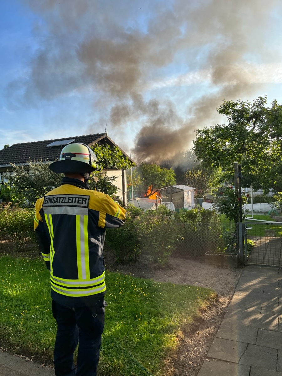 FW-NE: Brennende Gartenlauben in Grimlinghausen | Keine Verletzten