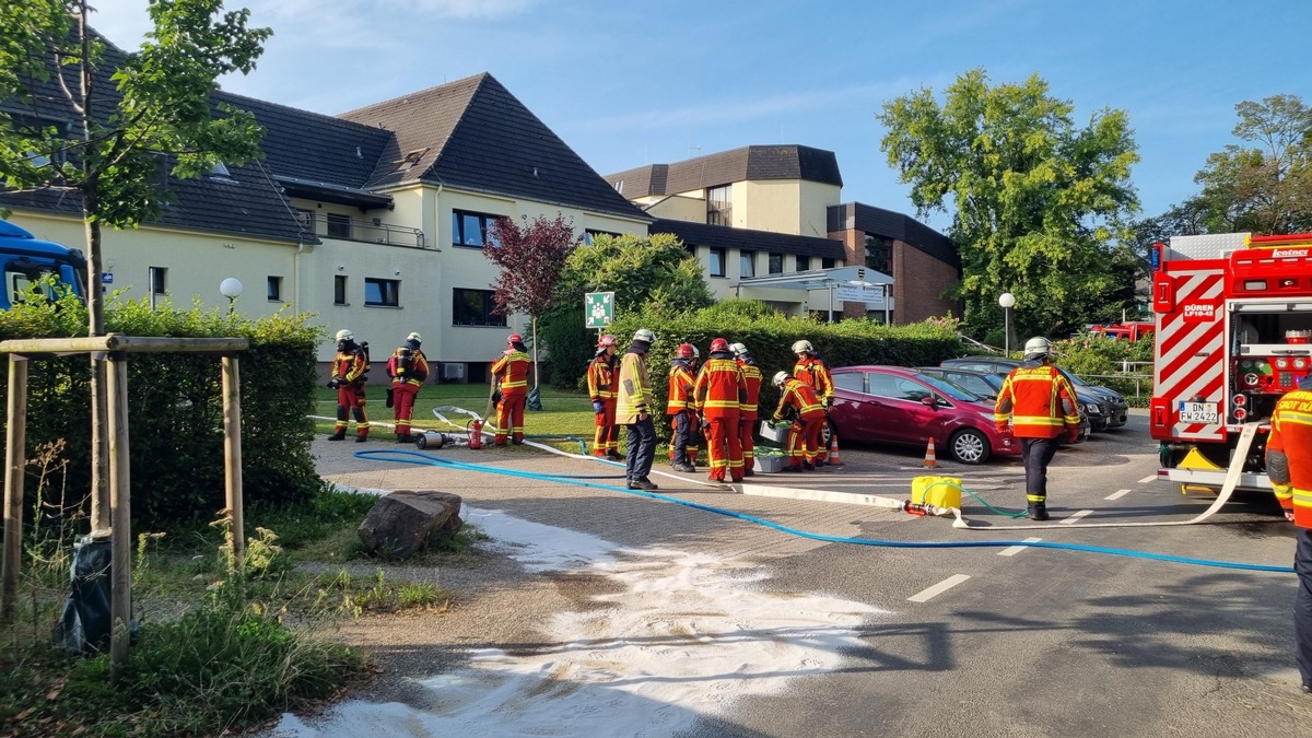 FW Düren: Aufgerissener Dieseltank an einem Lkw