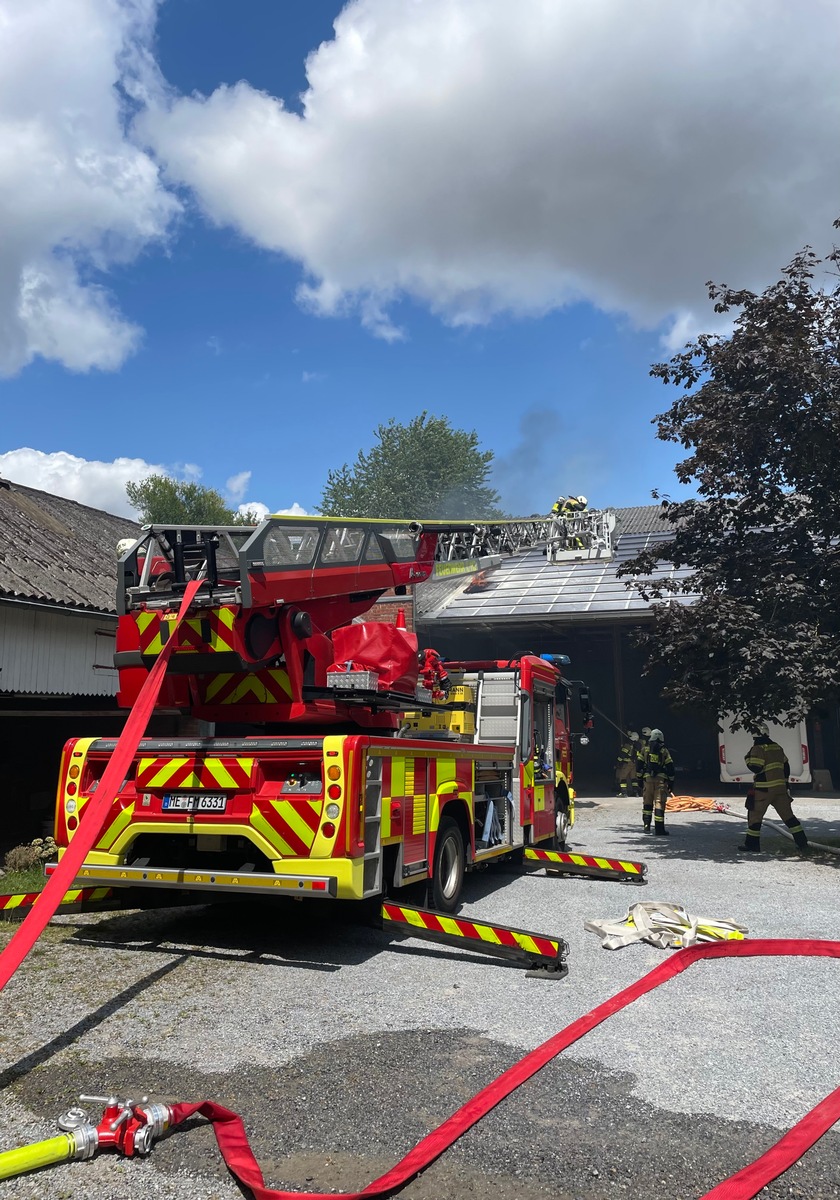 FW Mettmann: Brand einer Photovoltaikanlage auf dem Dach eines Gehöfts