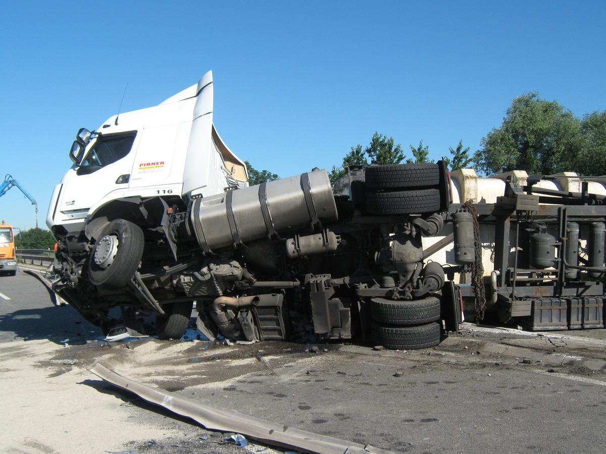 POL-PPRP: LKW Unfall A 650 - Vollsperrung in beide Fahrtrichtungen