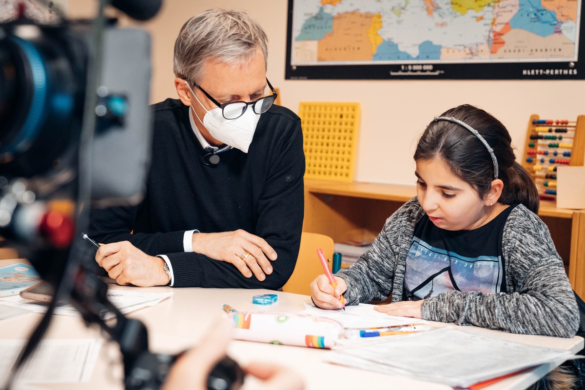 50.000 Euro für die Schul-Nachhilfe im Lockdown / Deutsche Vermögensberatung unterstützt Aktion für RTL-Kinderhäuser