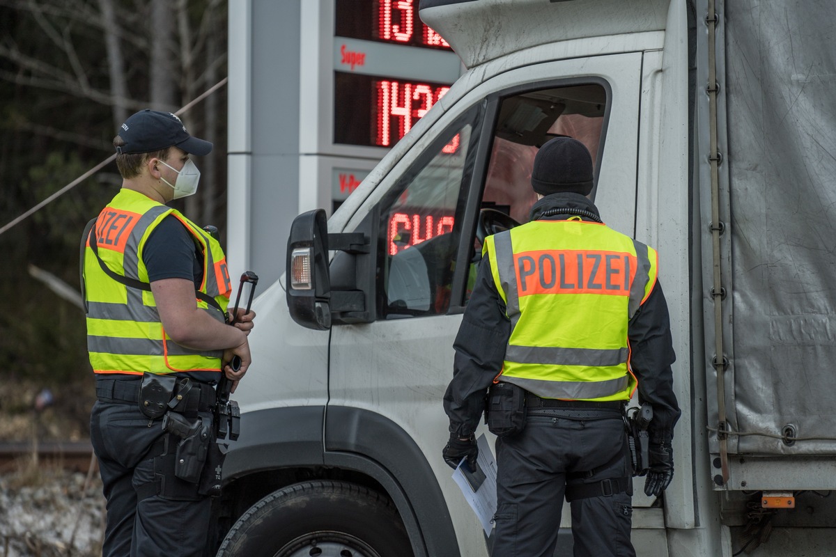 Bundespolizeidirektion München: Teuer gekaufte Reisedokumente und verbotene Waffe im Auto/ Bundespolizei überführt zwei Rumänen