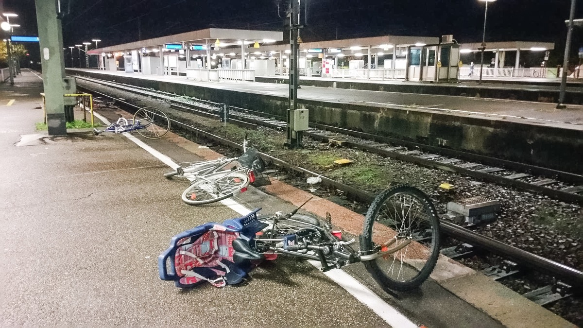 BPOLI-KN: Bahnhof Radolfzell: 15 Fahrräder beschädigt und sechs weitere auf die Gleise gelegt