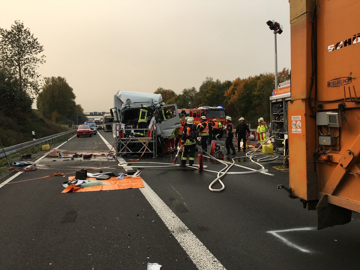 FW-Erkrath: Schwerer Verkehrsunfall auf der BAB 3 - Feuerwehr befreit eingeklemmten LKW-Fahrer