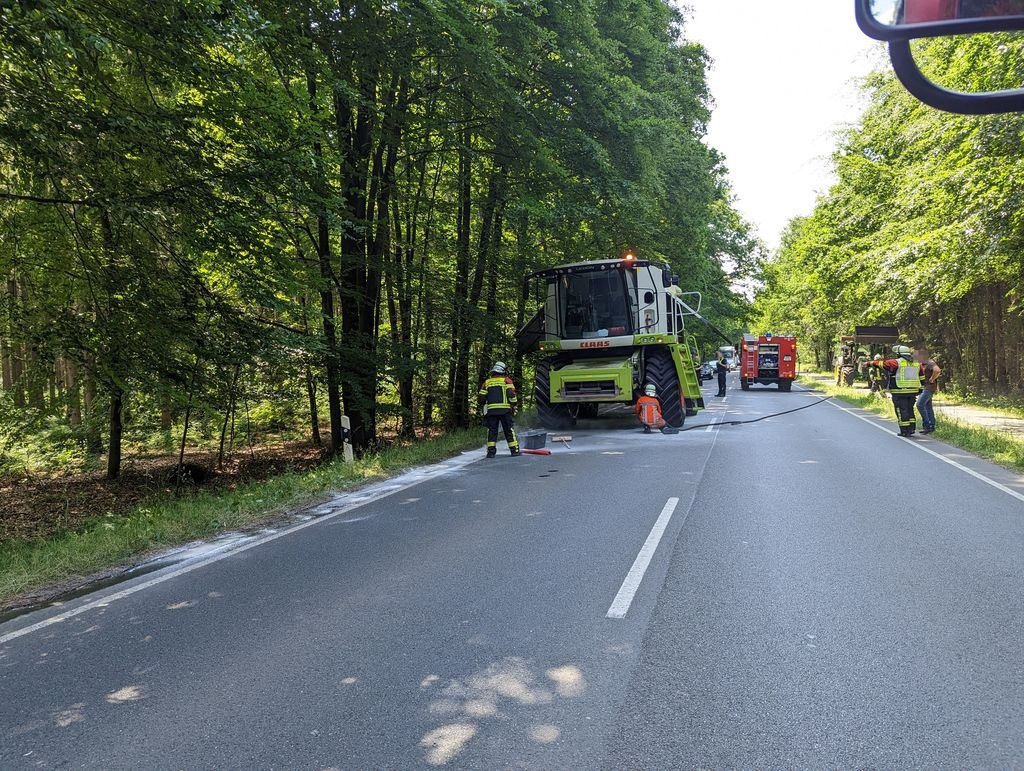 FW-ROW: Heißgelaufene Bremsen an Mähdrescher sorgen für Feuerwehreinsatz