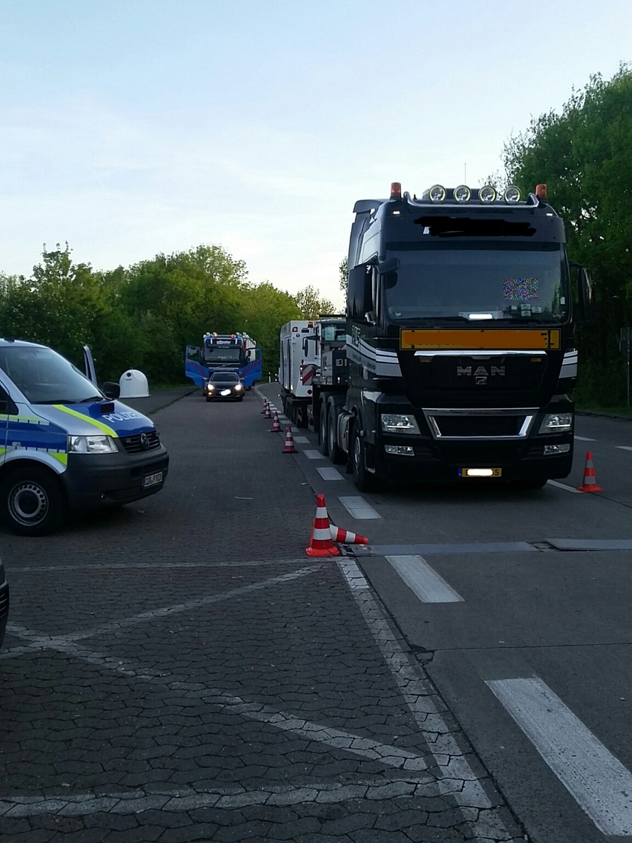 POL-CUX: Kontrollen auf der A 27 decken gravierende Mängel auf - 90-Tonner mit gebrochener Bremsscheibe unterwegs