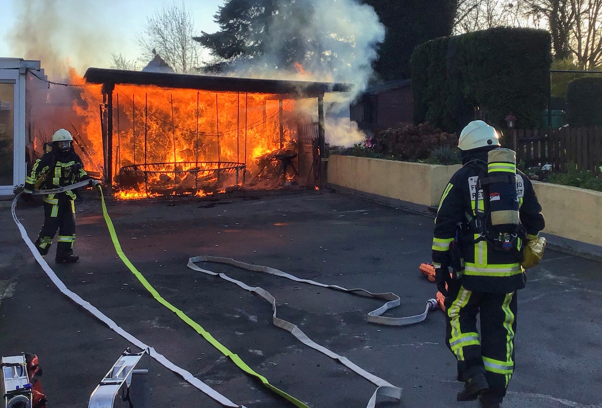 FW-BO: Brennender Carport an der Frauenlobstraße - Brandausbreitung erfolgreich verhindert