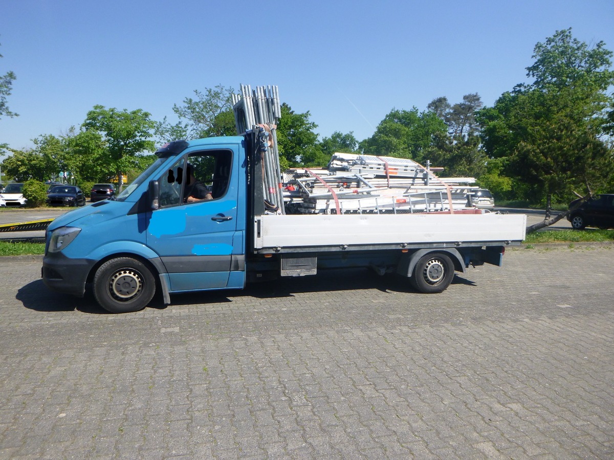 POL-OF: Gerüsttransporter war zu schwer; Verkehrsschilder wurden beschädigt; Vandalismus in Kirche und mehr