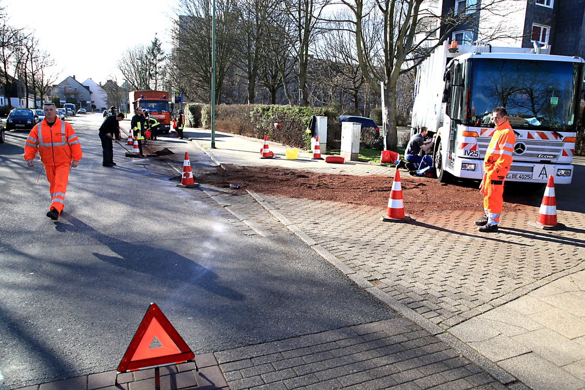 FW-E: Müllfahrzeug der Essener Entsorgungsbetriebe verliert Hydrauliköl