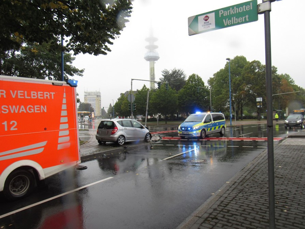 POL-ME: 34-jährige Velberterin verunfallt auf regennasser Fahrbahn - Velbert - 2209078