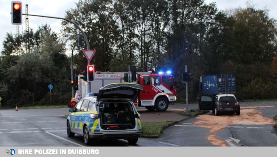 POL-DU: Friemersheim: Lkw und Pkw stoßen zusammen