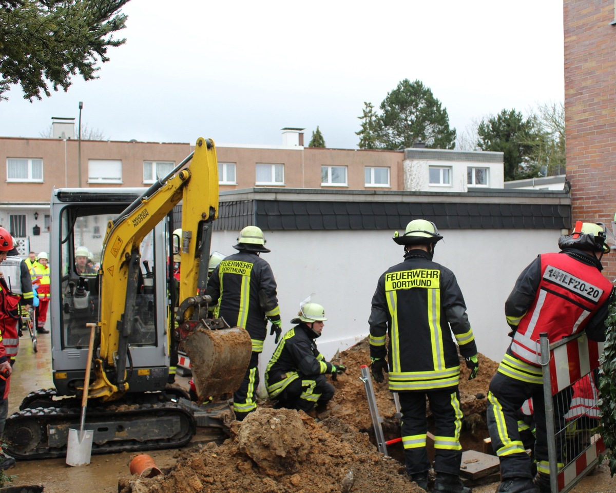 FW-DO: Bauarbeiter mit den Unterschenkeln in Baugrube verschüttet