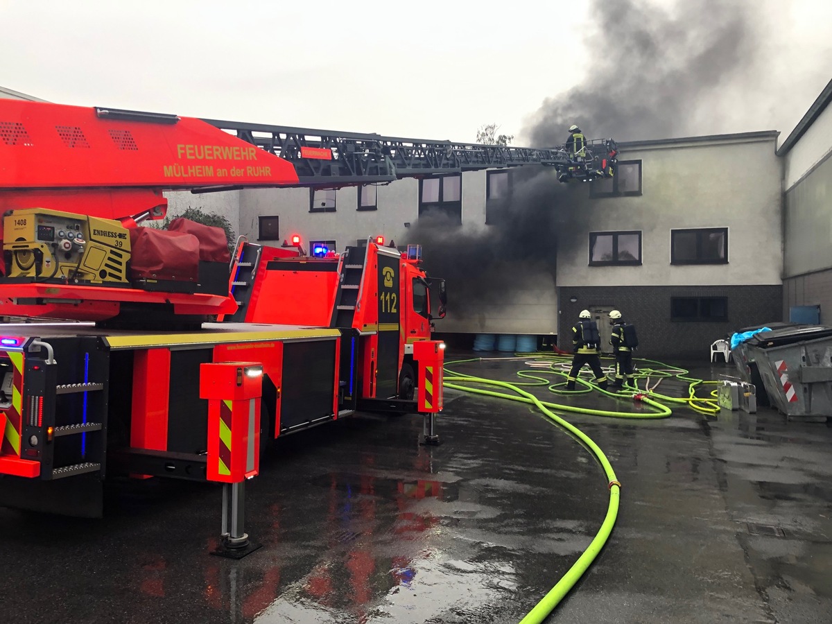 FW-MH: Brand in einem Gewerbebetrieb