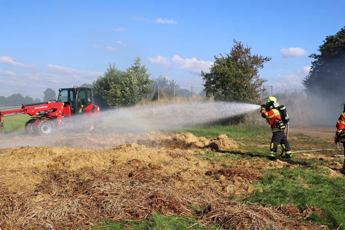 FW-SE: Vollbrand eines Strohlagers in Seth