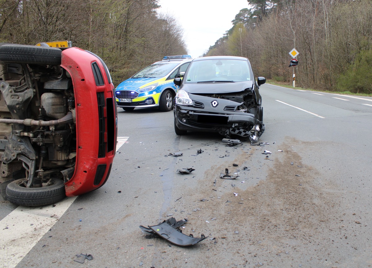 POL-MI: Auto kippt nach Zusammenstoß auf die Seite