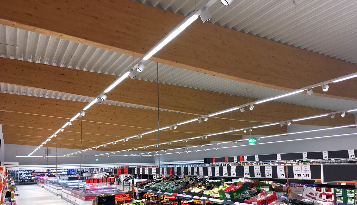 Lidl stellt Filialnetz komplett auf LED-Beleuchtung um / Umrüstung von 1.800 Filialen bringt zusätzliche Einsparung von rund 31.000 Tonnen CO2 und 76 Millionen Kilowattstunden Strom pro Jahr (FOTO)