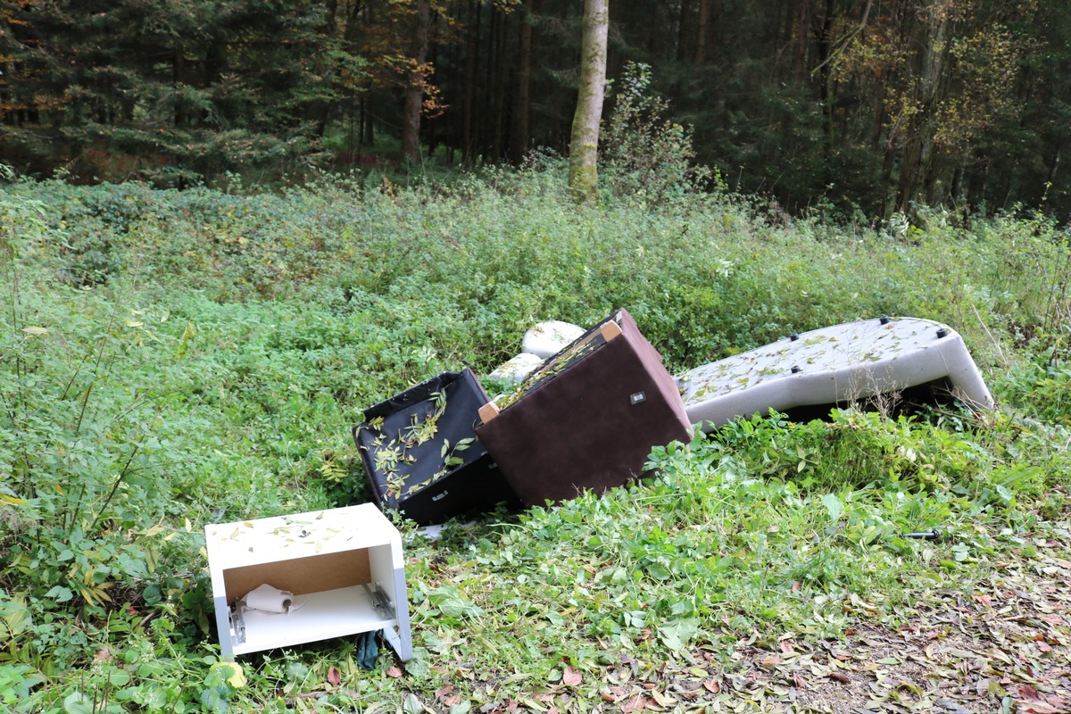 POL-UL: (UL) Staig - Polizei ermittelt Umweltsünder / Weil er seinen Sperrmüll in den vergangenen Tagen in einem Waldstück bei Staig entsorgt hatte, erwartet einen 35-Jährigen nun eine Anzeige.