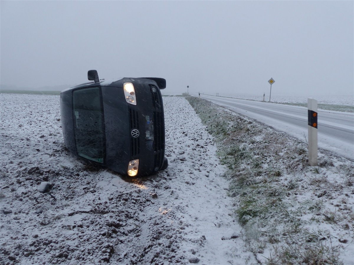 POL-DN: Pkw landet im Feld - Fahrer leicht verletzt