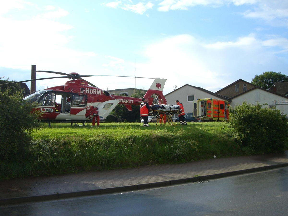 POL-HOL: Holzminden: abknickende Vorfahrt Liebigstraße / Rumohrtalstraße: Beim Ausweichen gestürzt und schwer verletzt - Rettungshubschrauber erneut nach Unfall erforderlich -