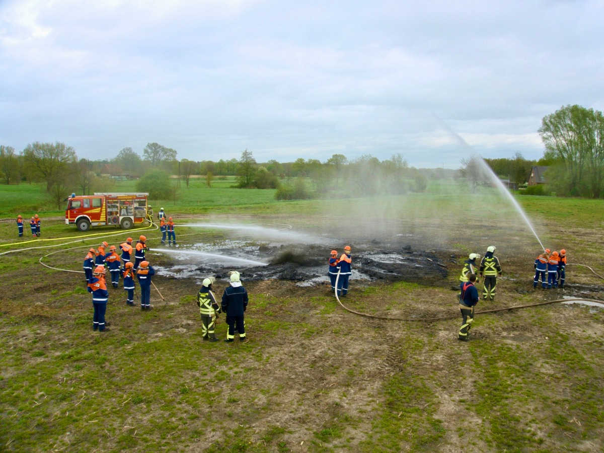 FW Hünxe: Jugendfeuerwehr Hünxe übt Löscharbeiten am Osterfeuer