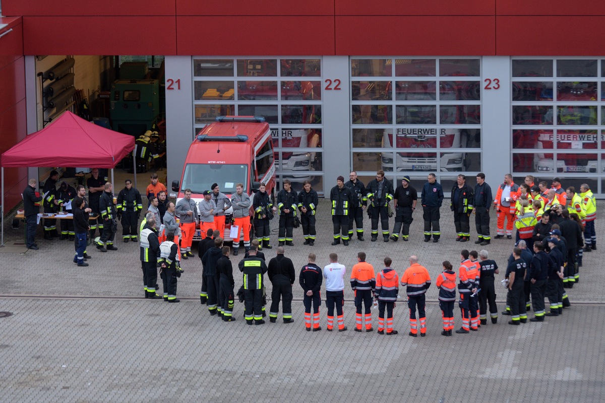 Feuerwehr Nürnberg: Katastrophenschutzeinheiten der Stadt Nürnberg übten mit einer Marsch- und Zielfahrt die überörtliche Verlegung.