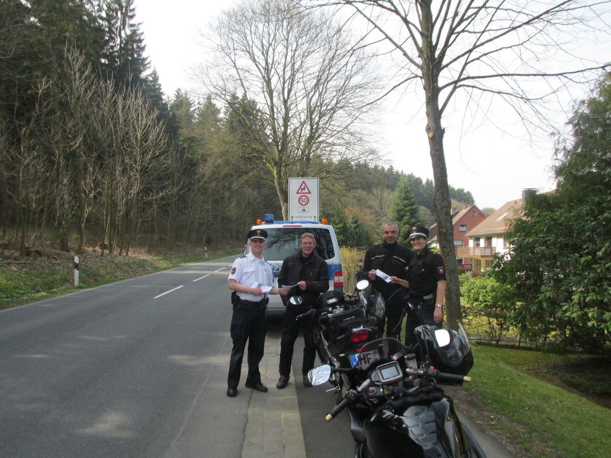 POL-HOL: Unfallhäufigkeitsstrecke Neuhaus - Boffzen: Zielrichtung: Motorradfahrer sollen 50 km/h einhalten - Einsatzbeamte der Polizei führen Gespräche mit den Bikern und verteilen Flyer -