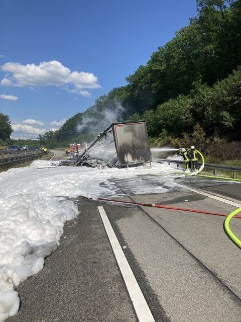 POL-OH: Lkw gerät auf der Autobahn 5 in Vollbrand - Vollsperrung und kilometerlanger Stau