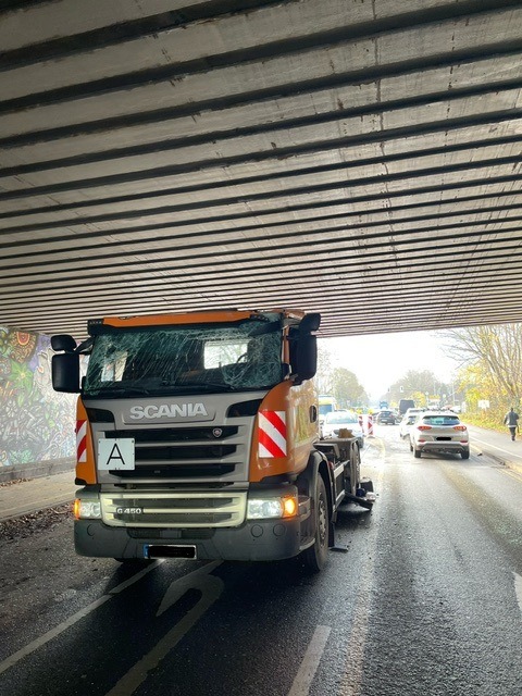 FW Dinslaken: LKW Unfall unter Eisenbahnbrücke