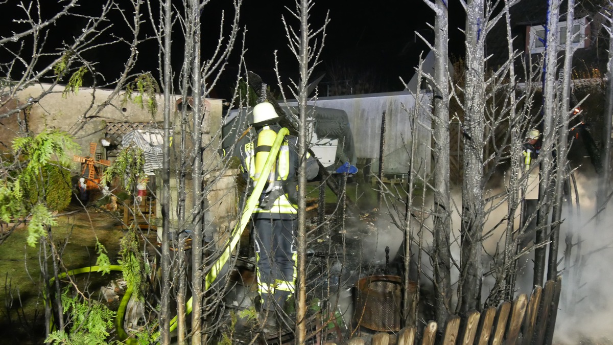 FW Celle: Einsätze der Feuerwehr zum Jahreswechsel 2022/2023 / Einsatzspitze gegen 1 Uhr - vermuteter Wohngebäudebrand löst Großeinsatz aus!