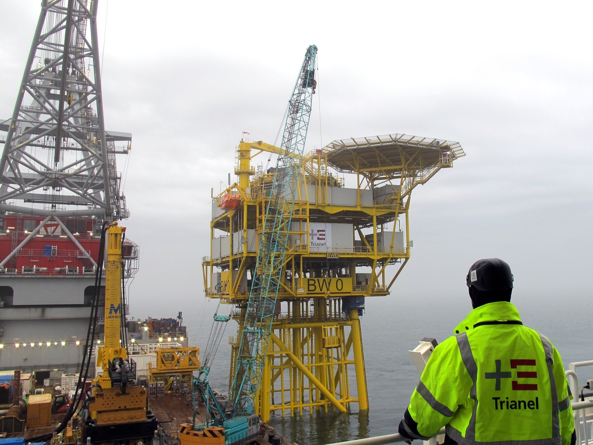 Parkinterne Umspannplattform errichtet / Bau des Trianel Windpark Borkum erreicht die nächste Etappe (BILD)