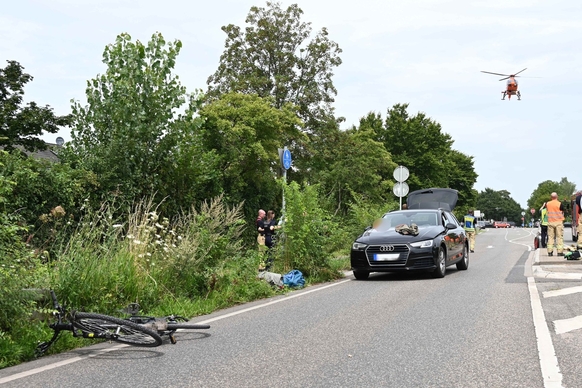 FW Pulheim: Radfahrer frontal von PKW erfasst - Rettungshubschrauber im Einsatz