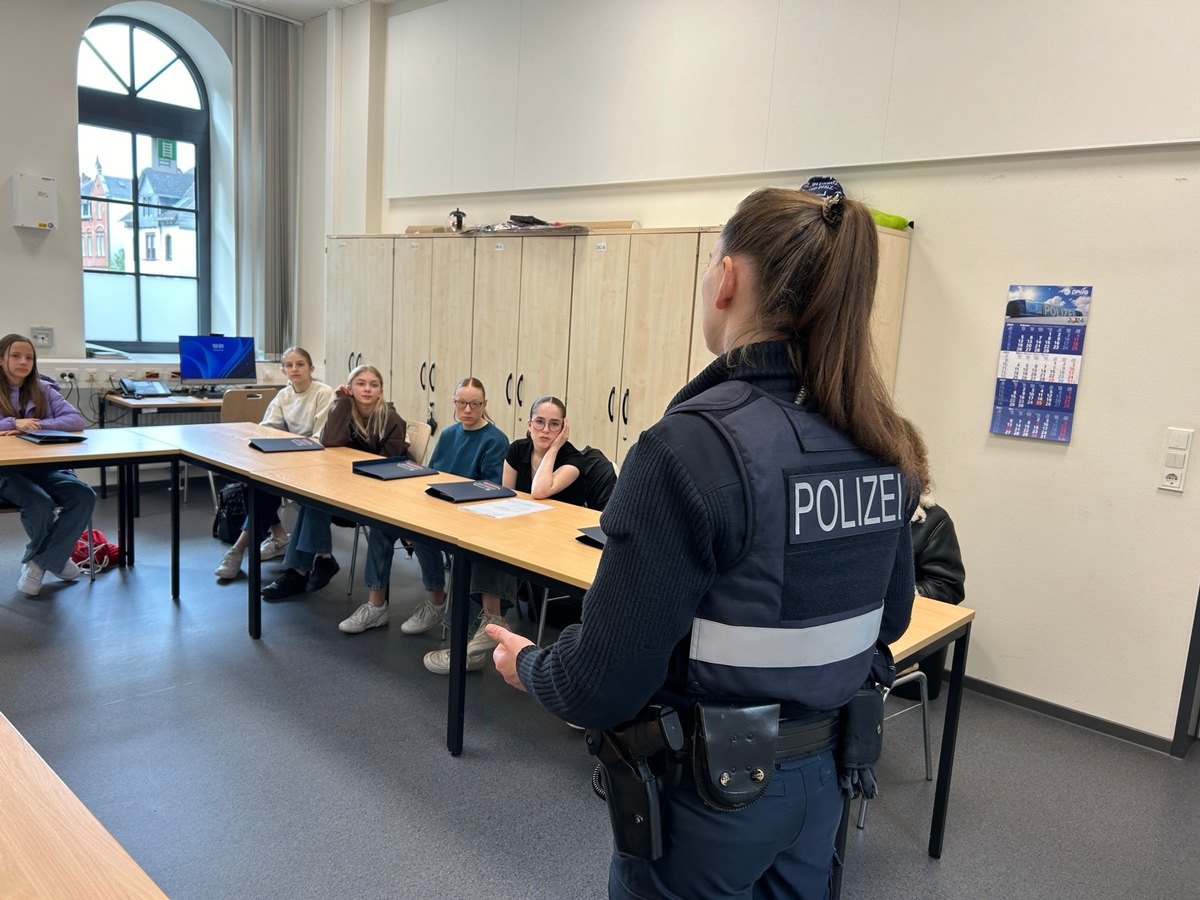 POL-PDTR: Girls Day bei der Polizei Idar-Oberstein