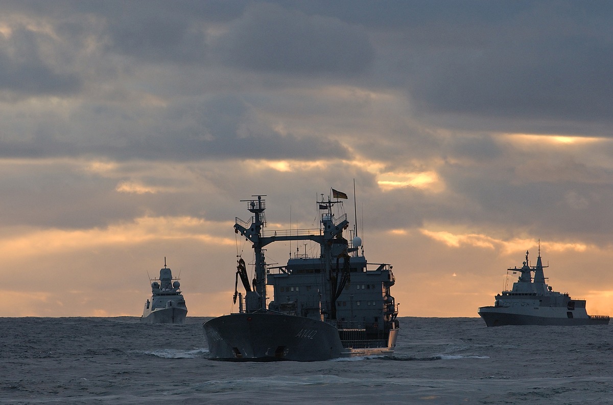 Deutsche Marine - Pressemeldung: Ohne sie läuft nichts - die Trossschiffe der Deutschen Marine im weltweiten Einsatz