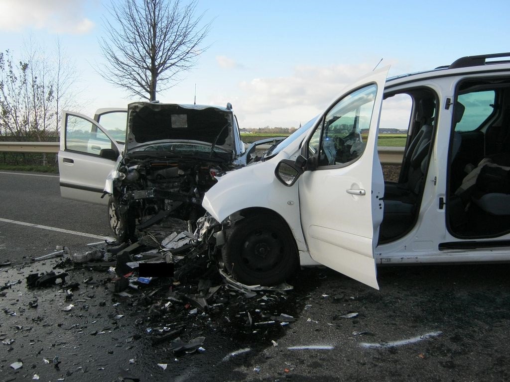 FW-BM: 21.11.2015 - Verkehrsunfall in Kerpen auf der B 477 fordert einen Toten und zwei Schwerverletzte