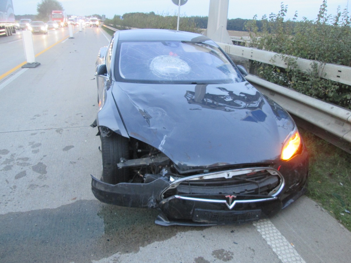 POL-DEL: Autobahnpolizei Ahlhorn: Verkehrsunfall mit hohem Sachschaden auf der Autobahn 1 im Bereich der Gemeinde Emstek