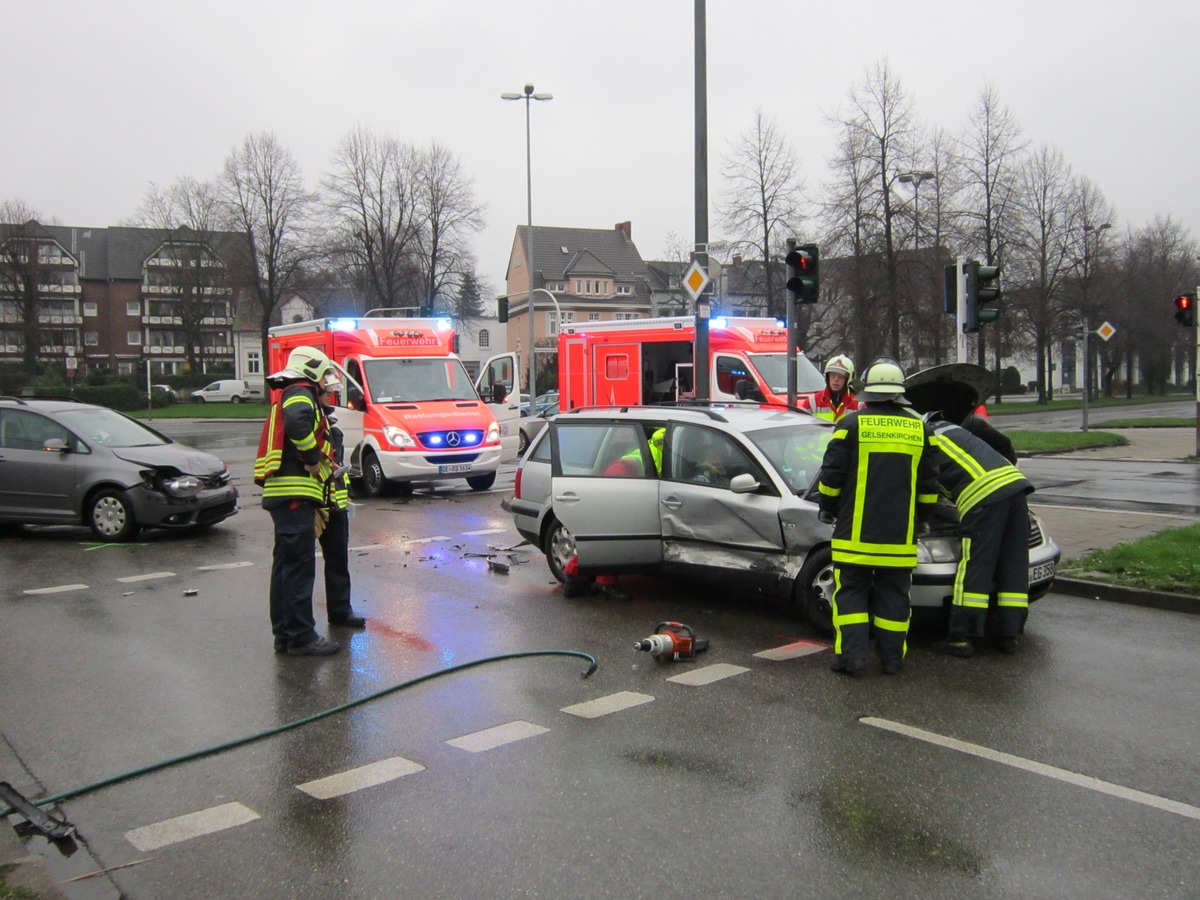 FW-GE: Verkehrsunfall in Gelsenkirchen Buer mit drei verletzten Personen -