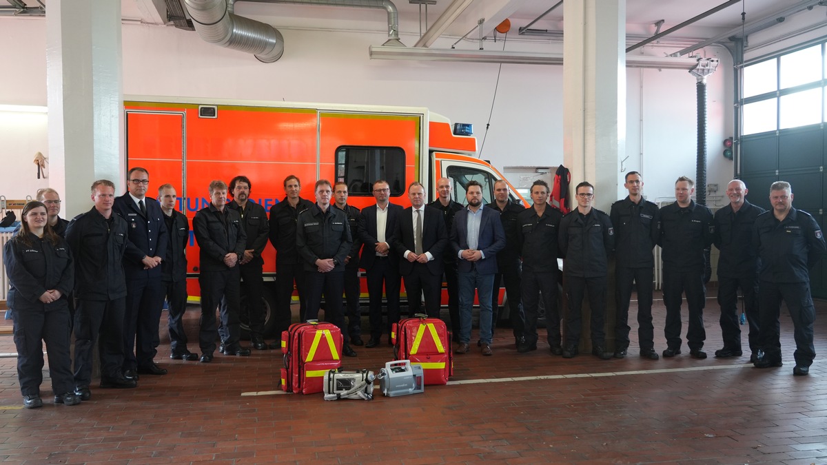 FW-HH: Übergabe Rettungswagen an die Stadt Kiew im Rahmen des Paktes für Solidarität und Zukunft