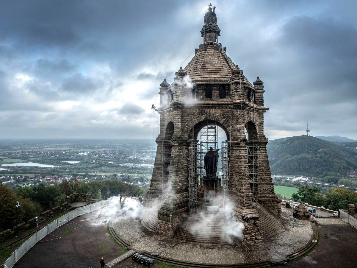 Pressemitteilung: Abschluss der Reinigungsarbeiten am Kaiser-Wilhelm-Denkmal