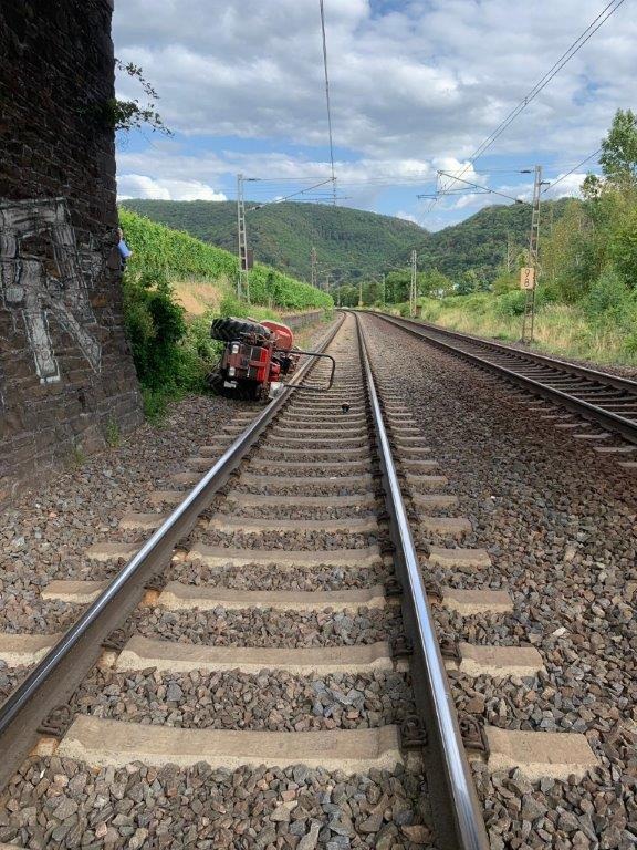 BPOL-TR: Traktor auf Bahngleis gestürzt