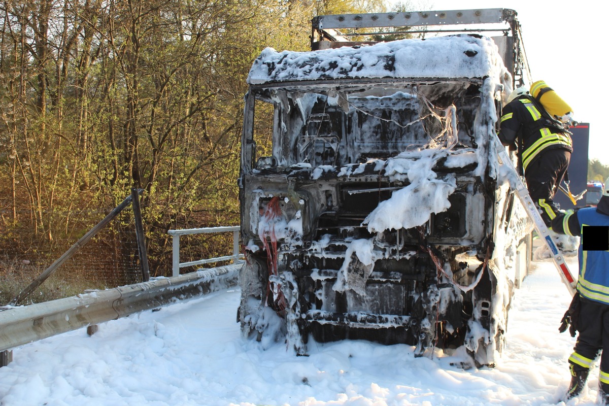 POL-PDKL: A6/Enkenbach-Alsenborn, Sattelzug geht in Flammen auf