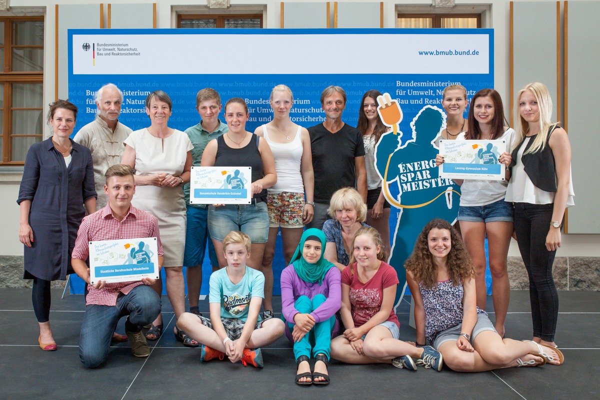 Schule aus Nordrhein-Westfalen gewinnt bundesweiten Energiesparmeister-Wettbewerb / Bundesumweltministerin Barbara Hendricks als Schirmherrin / Sieger auf der Jugendmesse YOU in Berlin ausgezeichnet