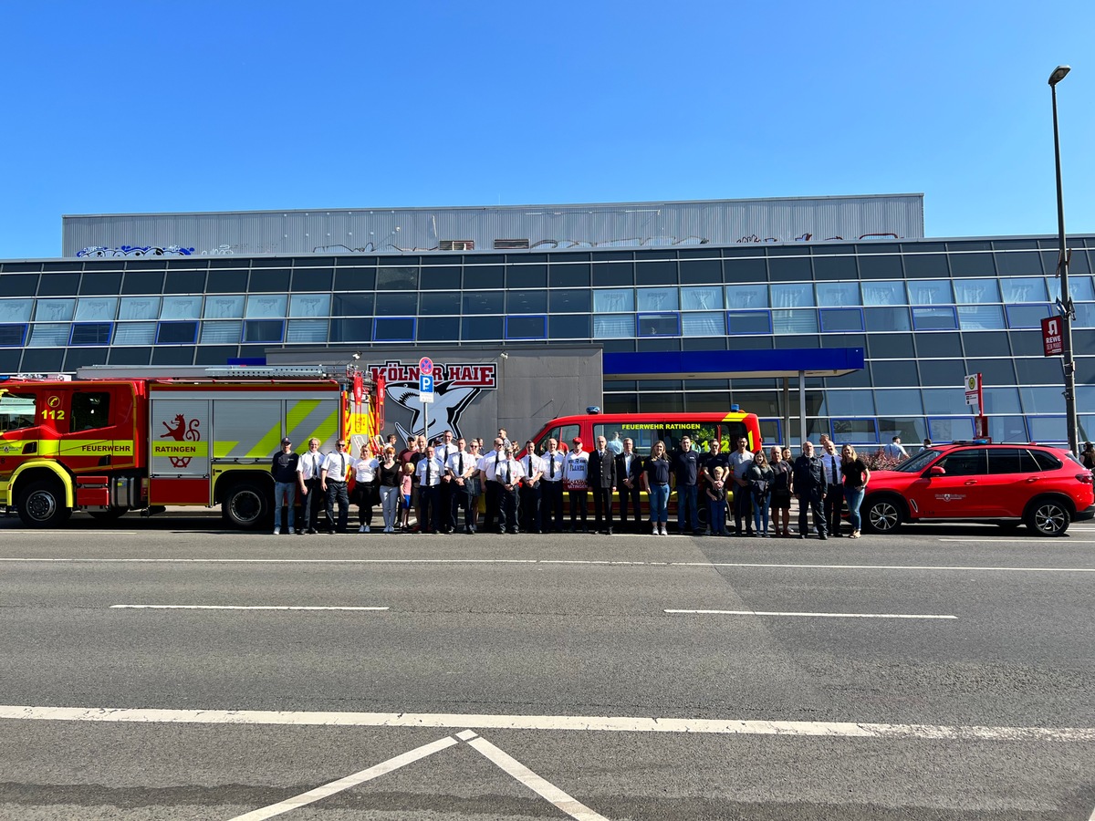 FW Ratingen: Packendes Benefiz-Eishockeyspiel zugunsten der verletzten Einsatzkräfte