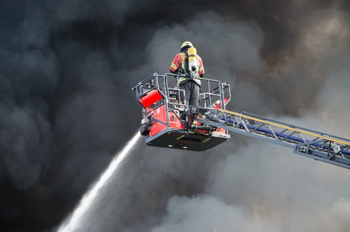 FW-RD: Feuer in Lagerhalle löst Großeinsatz aus - 150 Feuerwehrkräfte im Einsatz