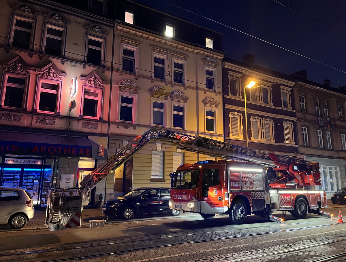 FW-E: Aufwendige Tierrettung - Feuerwehr Essen befreit Katze aus Zwangslage