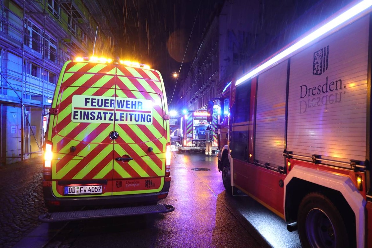 FW Dresden: Wohnungsbrand mit sehr starker Rauchentwicklung