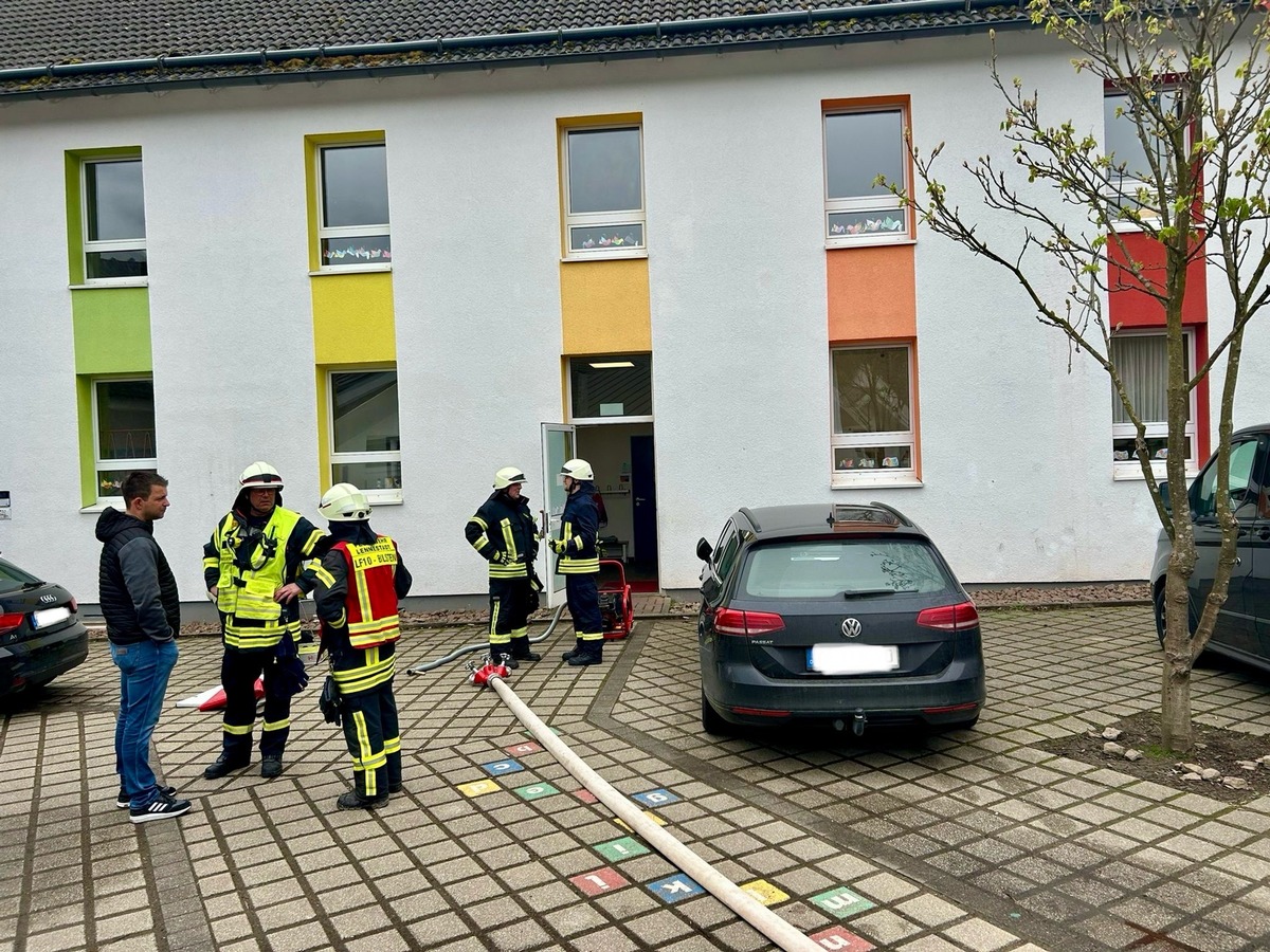 FW-OE: Gemeldeter Kellerbrand in Bilsteiner Grundschule